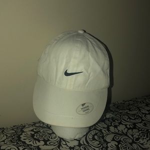 NIKE WOMENS HAT